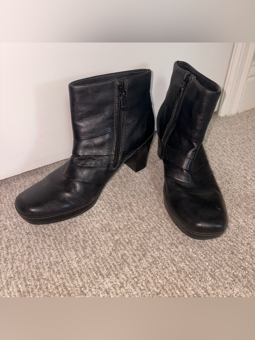 Clarks Artisan Women's Black Leather Zip Ankle Boots rounded square toe Heels